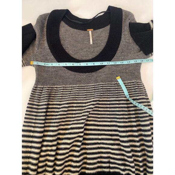 Free People Black Beige Scoop Neck Striped Sweater Sz M Wool Pullover - Picture 10 of 13